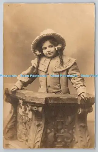 R758440 Portrait-Postkarte Mädchen mit Mantel und Hut