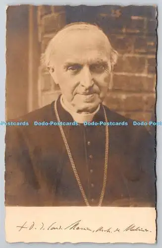 R758908 Alter Mann Pastor Portrait