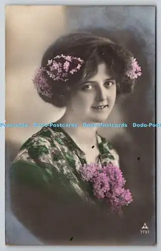 R758917 Junge Frau Portrait mit Blumen im Haar Foto Bromid Serie