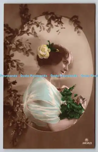 R759032 Junge Frau mit Blumen in Haar und Hand Carlton Publishing Co