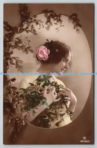 R759034 Junge Frau mit Blumen in Haar und Hand Carlton Publishing Co