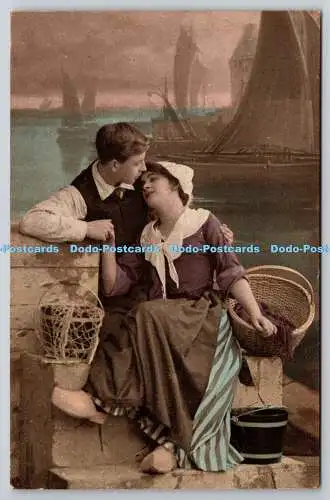 R759198 Frau und ein Mann sitzen im Hafen Carlton Publishing Co Serie 1