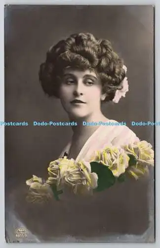 R759201 Postkarte Junge Frau mit Rosen