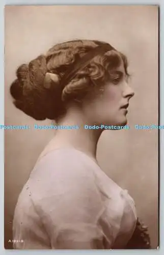 R759348 Junge Frau mit Band im Haar Drehfoto RP 1913