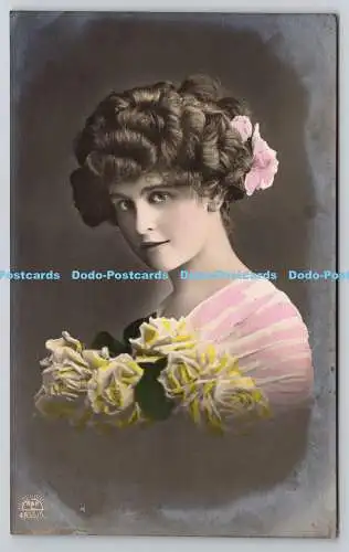 R759380 Junge Frau mit kurzen Haaren und gelben Rosen W und K