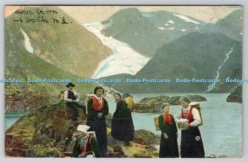 R759597 Familie in Nationalkostüm in Nationalkostüm nahe Fluss Nr. 1636