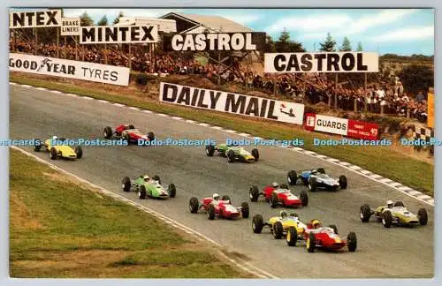 R759636 Motor Racing at Brands Hatch Die erste Runde in Paddock Hill Bend J Salmon