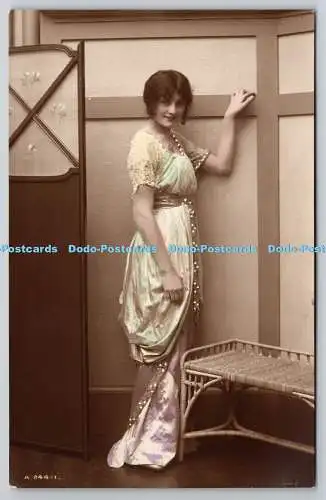 R764461 Frau in bunten Kleidern British Beauty Rotary Photo London RP
