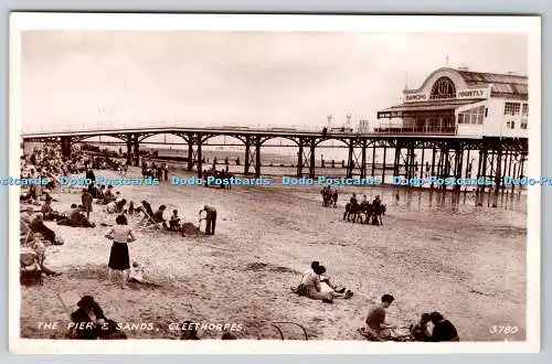 R763610 Cleethorpes The Pier and Sands The R A Postkarte London RP