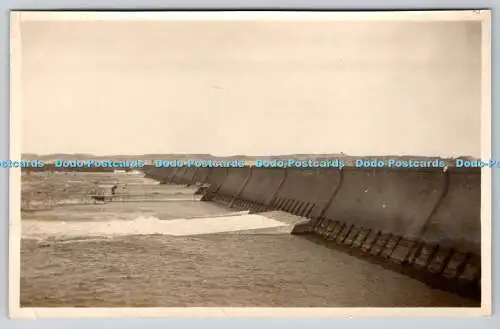 R763653 Überlauf und umgebende Landschaft Das Meer L T K