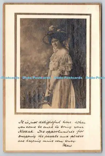 R765711 Damen mit großem Hut und langem Kleid