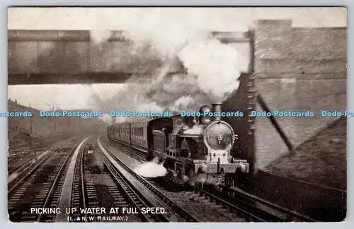 R764097 L und N W Eisenbahn nimmt Wasser mit voller Geschwindigkeit auf L und N W Serie Bild