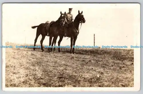 R764238 Mann in Uniform sitzt auf dem Pferd Made in Canada Velox