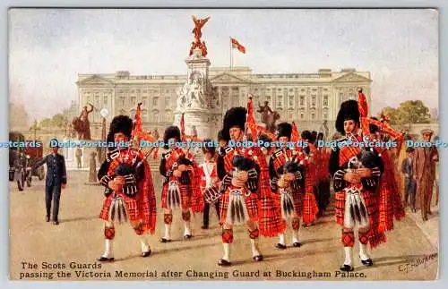 R764257 Die schotten Wachen passieren das Victoria Memorial nach Wachablösung in B