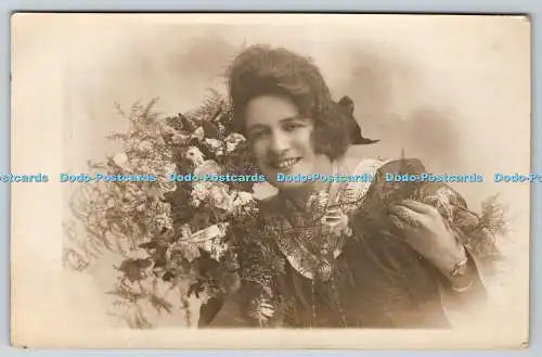 R764376 Postkarte Frau mit Blumen
