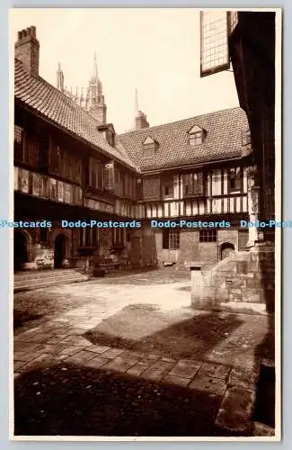 R766223 Unbekannter Ort Hof des Hauses Walter Scott RP