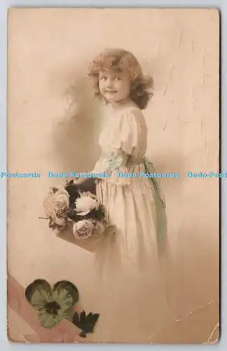 R766364 Kleines Mädchen im langen Kleid und Blumen Ettlinger und Co Kunstserie Nr 10