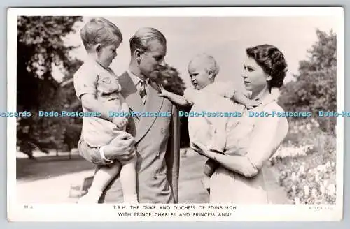 R767696 T R H Der Herzog und die Herzogin von Edinburgh mit Prinz Charles und Prinzessin