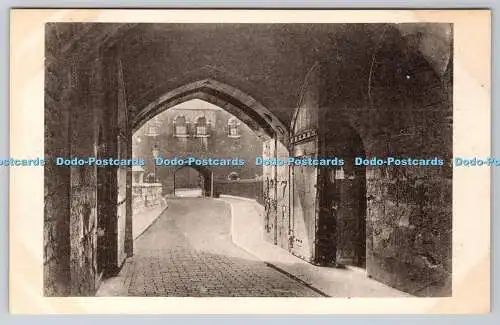 R766821 Tower of London Byward Gate Blick nach außen über den Graben zum