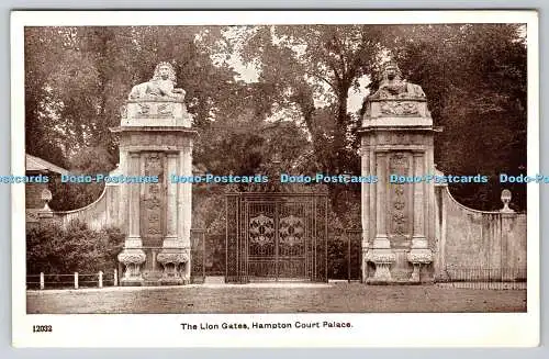 R766831 Hampton Court Palace The Lion Gates Gale and Polden Ltd