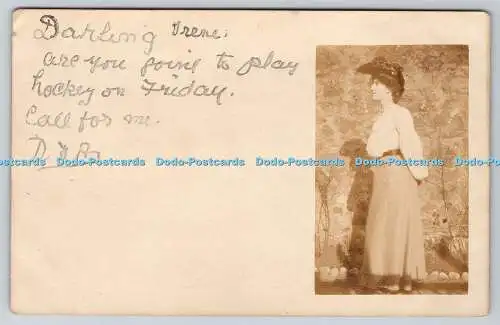 R768393 Frau im langen Kleid 1904 Postkarte