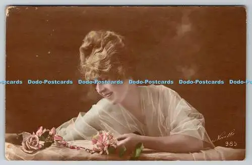 R770678 Junge Frau mit Blumen Portrait