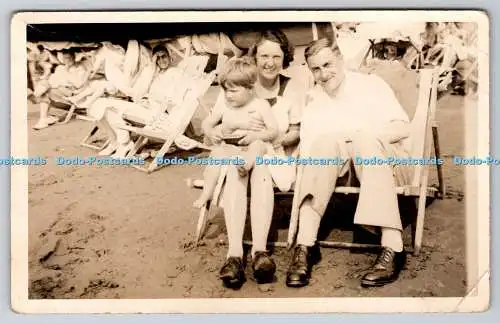 R770830 Mann und Frau und Kind am Strand Postkarte