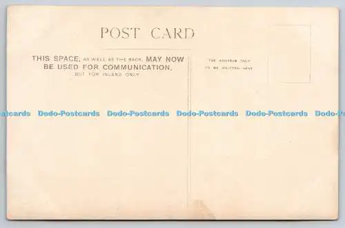 R771893 Mann liest ein Buch Postkarte