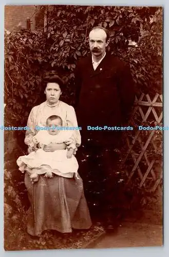 R773136 Mann und Frau mit Baby im Garten Postkarte