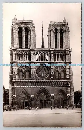 R772350 Paris Facade de la Cathedrale Notre Dame U A T