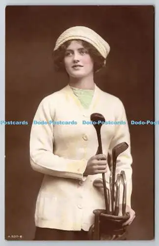 R773501 Frau spielt Golf eine britische Schönheit Rotary Foto London RP