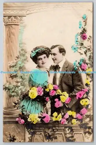 R776037 Mann und Frau Blumen Postkarte