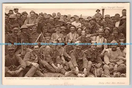 R776904 Happy Tommies tragen Hunnenhelme Krone tägliche Post Kampfbilder Offizier