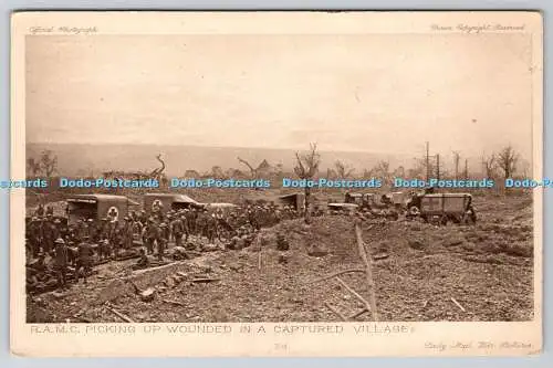 R775155 R A M C Abholung Verwundet in einem gefangenen Dorf Tägliche Post Kriegsbilder