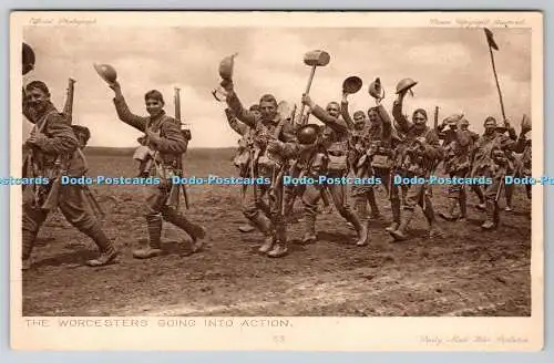 R775157 The Worcesters Going into Action Daily Mail War Pictures Crown Series 5