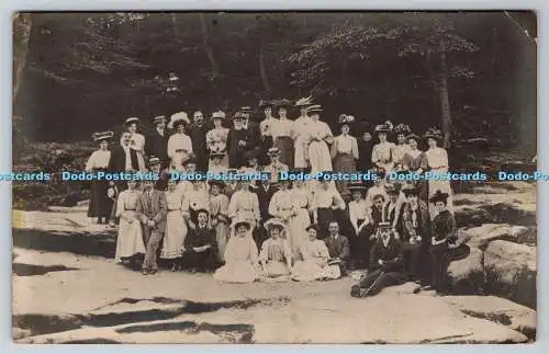 R775464 Gruppenfoto viele viele Mann und Frau in der Nähe von Wald