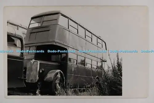 C027501 Bus auf einem Schrottplatz. Altes Foto