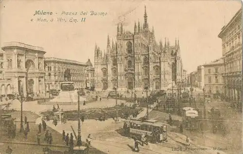 PC32747 Milano. Piazza del Duomo e Mon. ein Vitt. Em. II