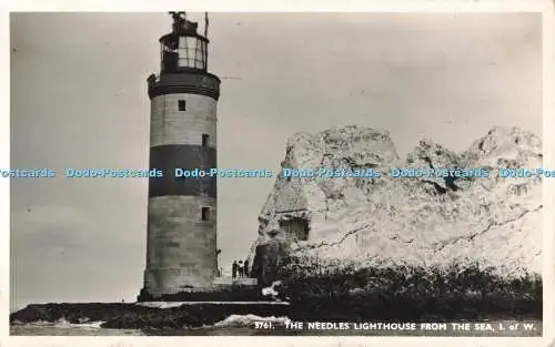 R687824 I. of W. The Needles Lighthouse From The Sea. Nahe. Echtfoto Postkarte.