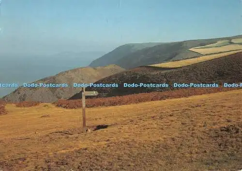 D120394 Countisbury Hill Devon Wegweiser am Foreland Point mit Blick auf Counti