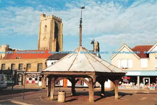 D123918 Suffolk Mildenhall Blick auf das Marktkreuz und die St Mary Church Gedanke F