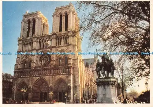 D124065 Paris La Cathedrale Notre Dame et la Statue de Charlemagne Depuis la Pla