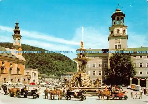 D127132 Die Festspielstadt Salzburg Glockenspiel Residenzplatz mit Brunnen