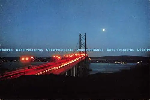 D130346 Forth Road Bridge in der Abenddämmerung Interessante Studie der Brücke mit Lampenlicht und m