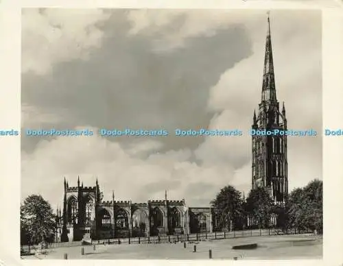 D142690 Turm und Ruinen der Kathedrale von Coventry aus New Cathedral Floor 1956 Frit