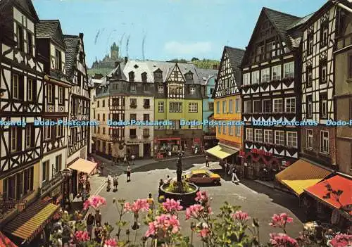 D143459 Weinstadt Cochem Mosel Marktplatz mit St Martinsbrunnen und Burg Cochem