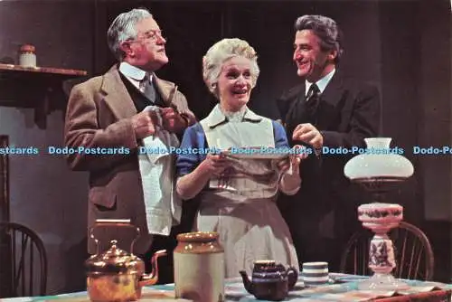 D199885 Dr. Finlay Casebook Eine Innenszene im Arden House zeigt Dr Cameron J