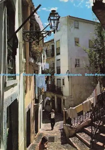 D196277 Lissabon Portugal Typische Straße von Alfama Dulia