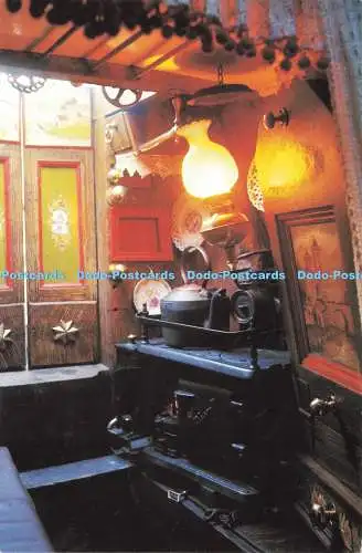 D214618 Traditionelle Kanalboote und Boat People Eine Ecke einer schmalen Bootskabine