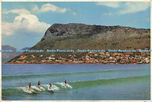 D219535 Erleben Sie Surffahrer mit ihren Füßen, um ihre Boards zu steuern, während sie